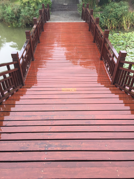 雨中的红木台阶