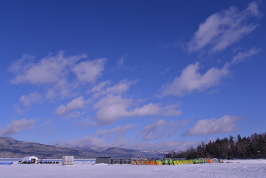 蓝天白云的雪景
