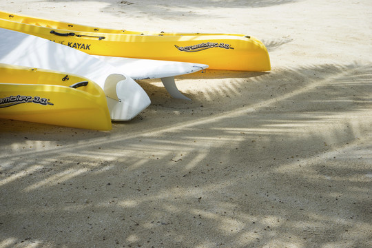 沙滩上的黄色小船