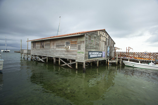 临港海边的木屋