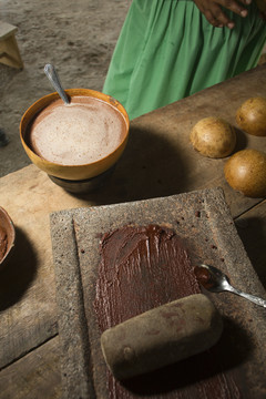 椰子加工成巧克力