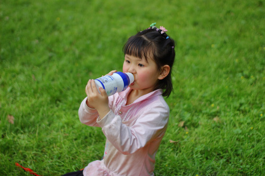 正在喝酸奶饮料的小女孩