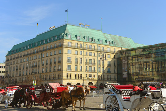 柏林勃兰登堡门广场的观光马车