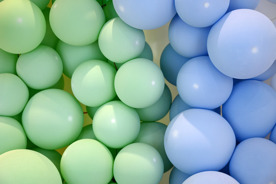 绿色和蓝色气球