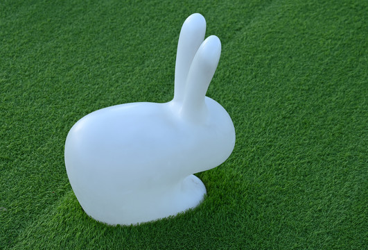 草坪上的小白兔卡通装饰