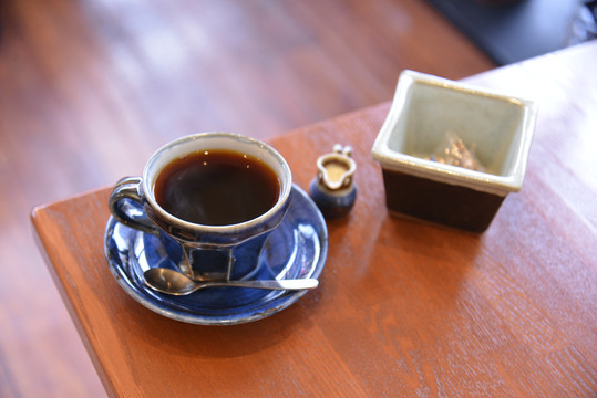 木桌蓝杯咖啡