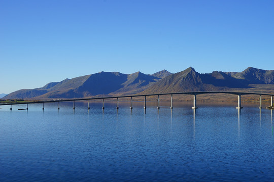 桥和宁静的湖；挪威