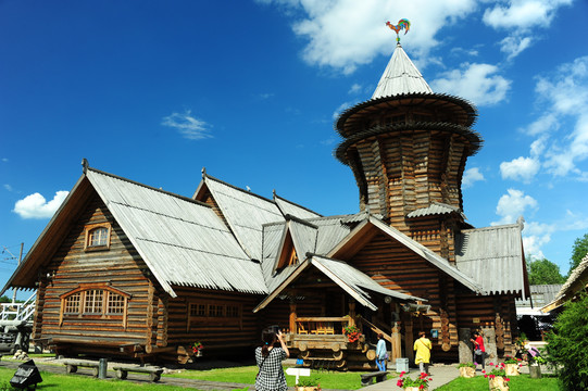 俄罗斯圣彼得堡木屋的低角度拍摄