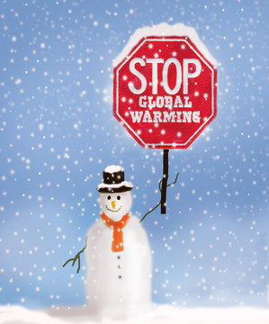 雪人举着停止全球变暖的标志