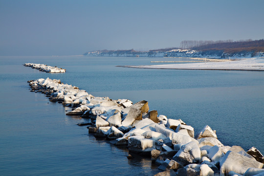 波罗的海海岸的雪地码头