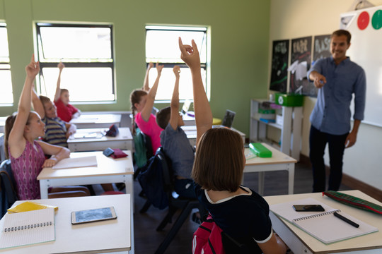 国外小学生们课堂学习