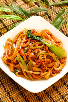 肉丝炒刀削面