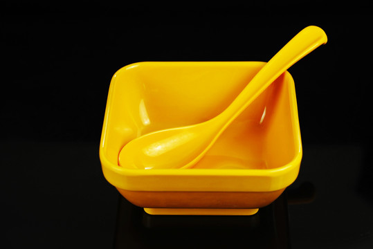 黄色塑料餐具