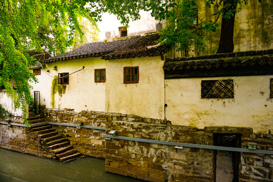 苏州沿河而建的老屋