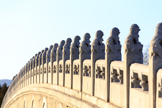 颐和园十七孔桥石栏杆望石狮