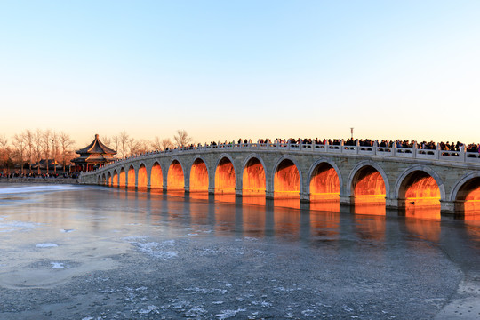 颐和园昆明湖十七孔桥冬天阳光
