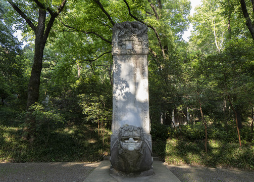 灵谷寺岁寒三友广场石雕和挂龙松