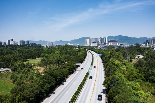 穿行在城市中的高速公路