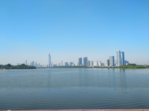 南京玄武湖湖畔城市天际线