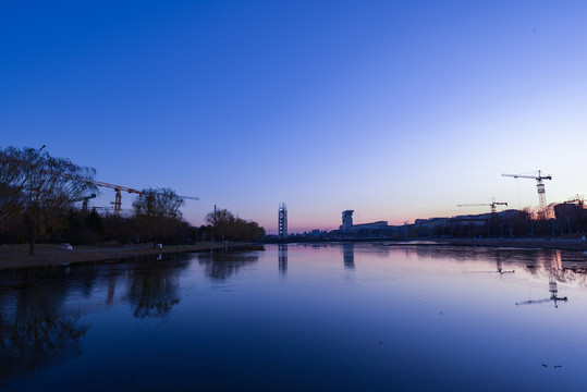 夕阳湖面建筑倒影