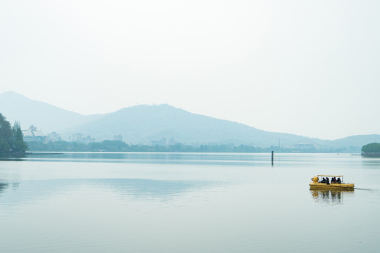 清明谷雨湖水远山