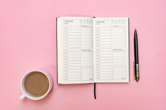 粉色办公笔记本咖啡