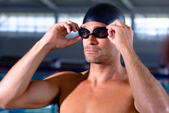 游泳运动员为了比赛而努力训练