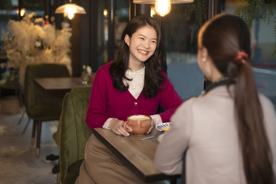 两个女人在餐馆喝茶