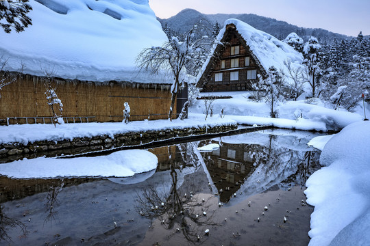 日本冬季的白川村