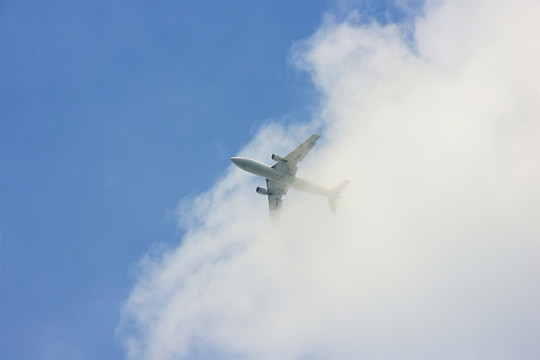 天空中的白色喷流