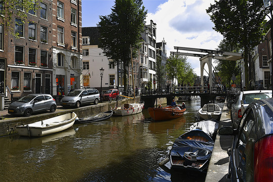 荷兰阿姆斯特丹城市运河上的船只
