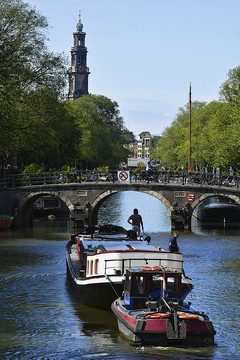 驶向荷兰阿姆斯特丹大桥的驳船