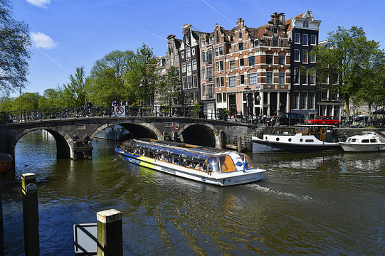荷兰阿姆斯特丹拱桥下的旅游船