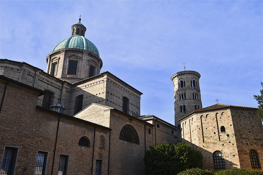 意大利中世纪城堡塔楼和圆顶