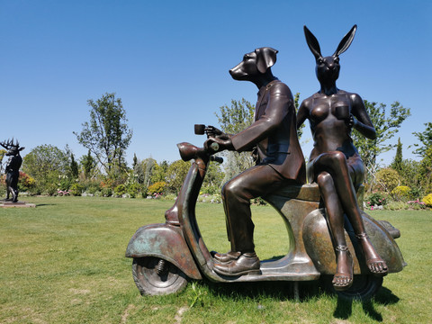 兔女郎和狗先生卡通动物雕塑