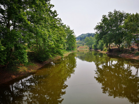 小河倒影