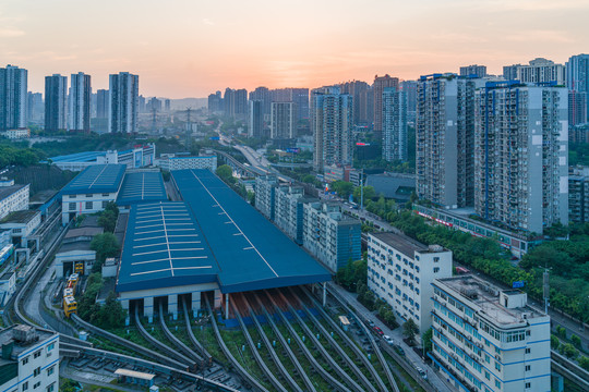 夕阳下的轻轨检修站