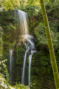 宜宾僰王山美丽的瀑布自然景观