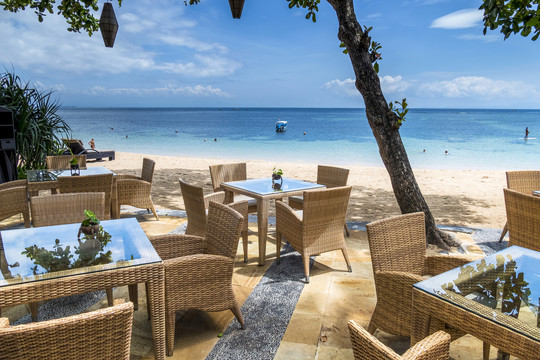巴厘岛努沙杜阿海滩的桌椅