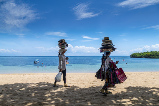 巴厘岛努沙杜阿海滩上的两名妇女