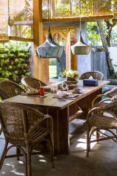 巴厘岛乌布的后院桌椅和柳条椅