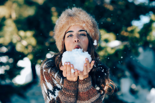 冬日赏雪的年轻女子