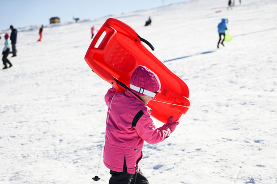 内华达山脉滑雪场的小女孩