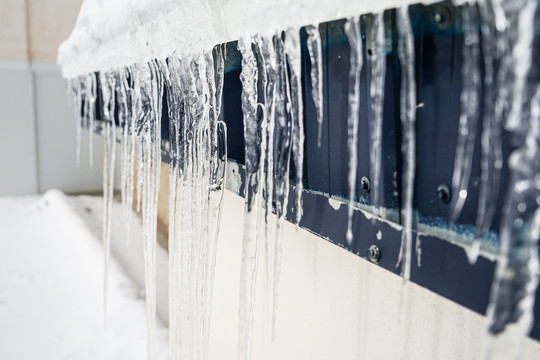 内华达山脉冬季建筑物上的冰柱