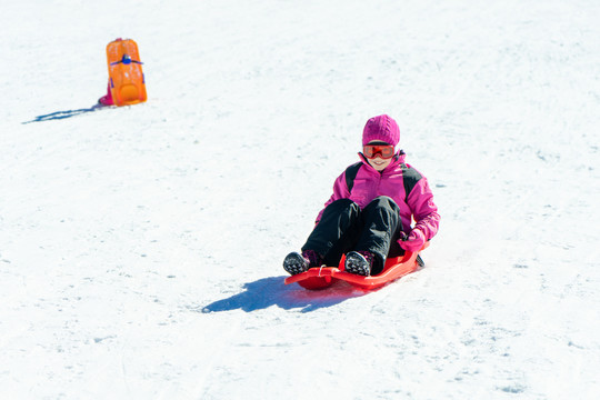滑雪的小女孩