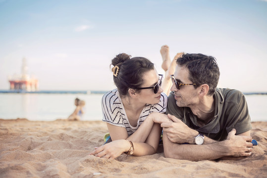 浪漫的年轻夫妇在海滩上放松