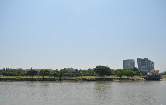 河堤一景