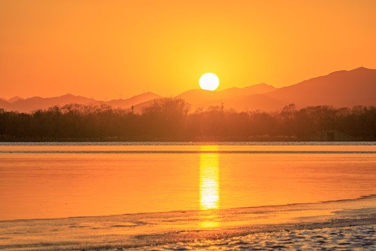 颐和园昆明湖西堤夕阳