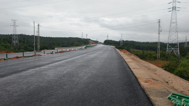 修建中的高速公路
