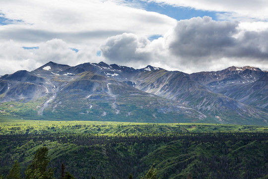 夏季阿拉斯加风景如画的山脉